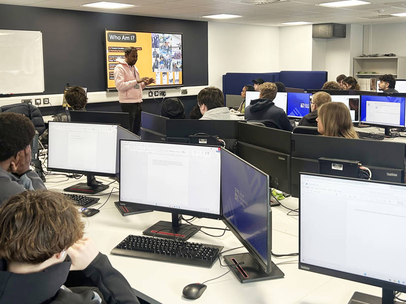 Terence Carvalho holding his workshop on professional networks like LinkedIn with COPC students